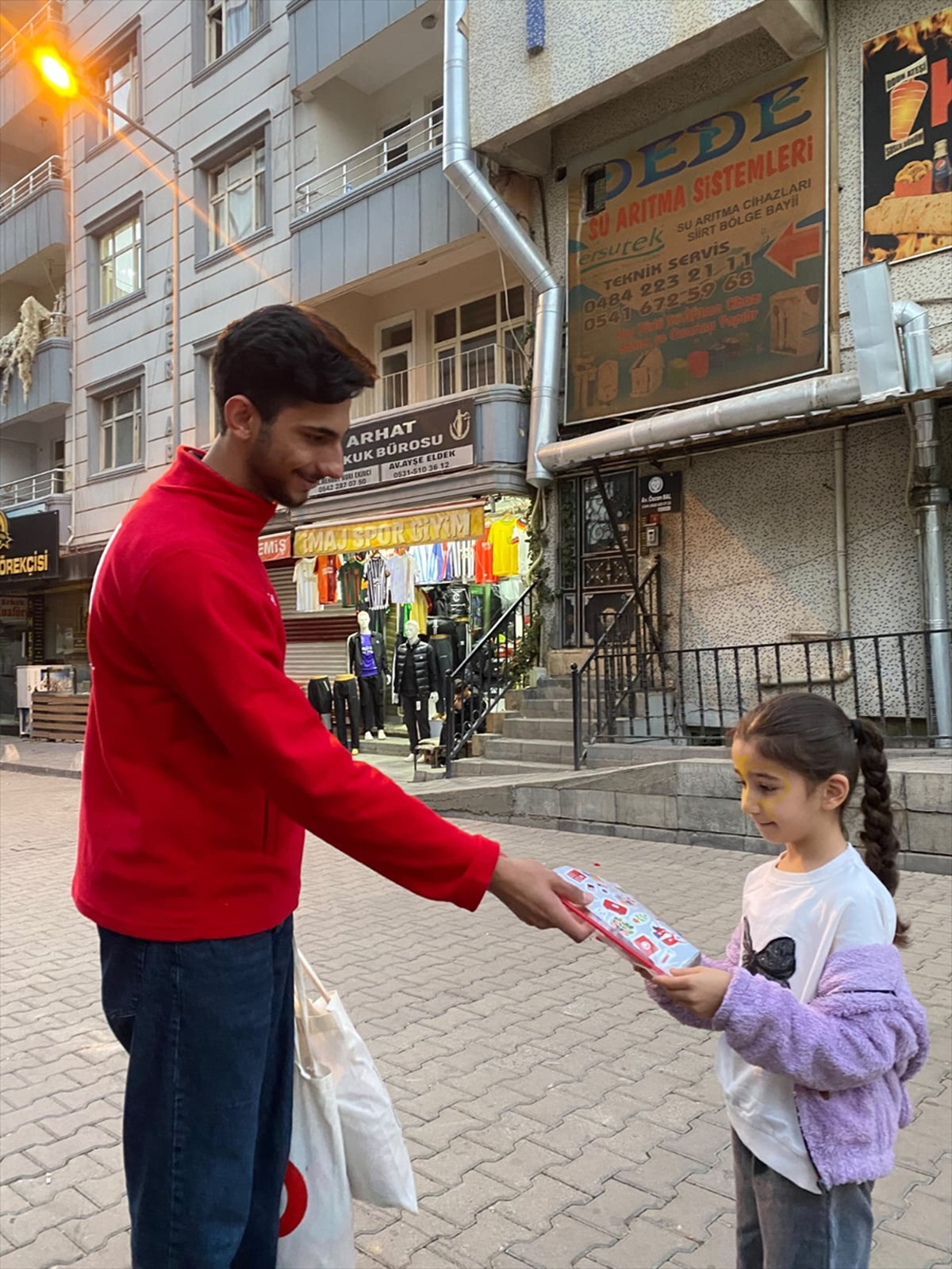 Kızılay gönüllüleri Siirt’te kız çocuklarına yüz boyama etkinliği düzenledi